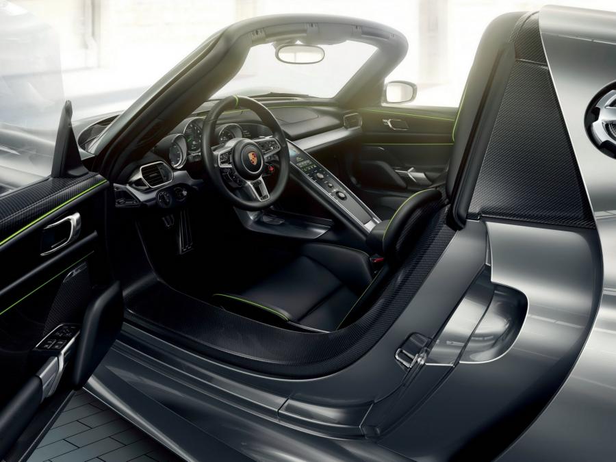 Интерьер Porsche 918 Spyder 2014 года  (фото 42 из 111)